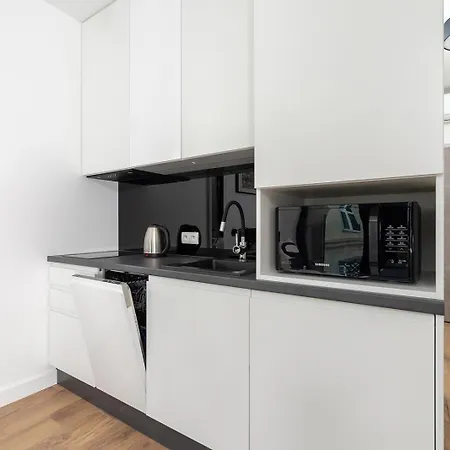 Moonstone - Studio With Balcony & Ac - City Center *