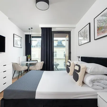 Moonstone - Studio With Balcony & Ac - City Center 아파트