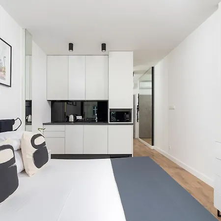 Moonstone - Studio With Balcony & Ac - City Center 아파트 *